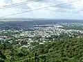 Blick über St. Augustine vom Berg St. Benedict aus. Links des Bildes liegt Tunapuna, rechts St. Joseph