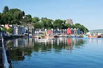 Farbenprächtige Häuserzeile am Hafen von Tobermory