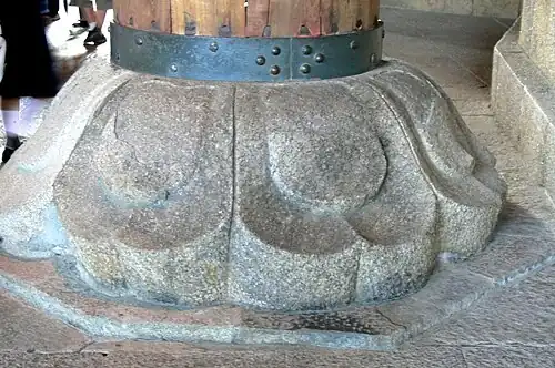 Lotosförmige Plinthe am Tōdai-ji-Tempel, Nara, Japan