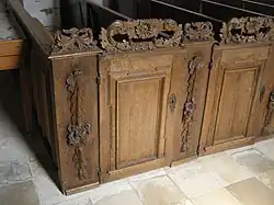 Das Gemeindegestühl mit Arkantusschnitzwerk