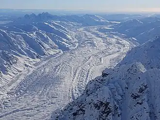 Blick über den Gletscher nach Süden, links oben im Bild die Tokosha Mountains