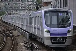 Zehnteiliger, 200&nbsp;Meter langer Triebzug der Baureihe 18000 von Tōkyō Metro (Hitachi)