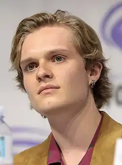 Tom Glynn-Carney spielt Christopher Wiseman