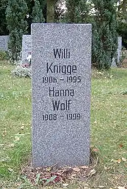 VdN-Granitstele auf einem Grab (hier Hanna Wolf) im VdN-Ehrenhain auf dem Friedhof Pankow III