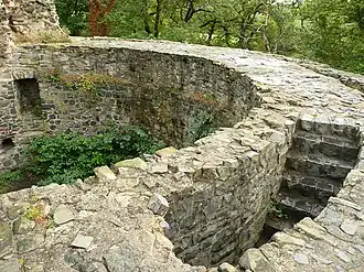 Unterer Restbereich des Bergfrieds (Mittlerweile abgesperrt)