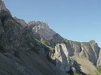 Die merkwürdige Felsbastion des Chastelendossen (Bildmitte). Links darüber das Tomlishorn