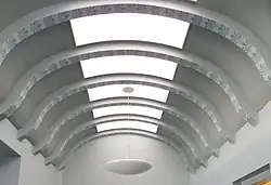 Bereits seit 10 Jahren kommt Carbonbeton bei der Sanierung und Verstärkung mehrerer denkmalgeschützter Schalen- und Kuppelkonstruktionen zum Einsatz. Als eine der ersten Anwendungen ist die Verstärkung einer Hyparschale in Schweinfurt aus dem Jahr 1960 zu nennen Die Verstärkung eines Tonnendaches in Zwickau aus dem Jahr 1903 kann in diesem Zusammenhang ebenfalls aufgeführt werden. Bei beiden nur 8 cm dicken Stahlbetonkonstruktionen wurde die vorhandene Tragfähigkeit mit ca. 1–2 cm dicken Carbonbetonschichten auf das heute geforderte Niveau erhöht. Vor allem durch den sehr dünnen Schichtenauftrag kann man dem Wunsch des Denkmalschutzes – das ursprüngliche Erscheinungsbild zu erhalten – gerecht werden.