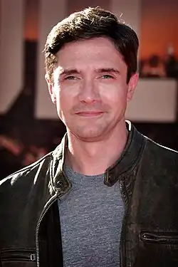 Topher Grace spielt Winston und Michelle Dockery den Air Marshal Madolyn Harris