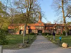 Liegt dem Herrenhaus gegenüber