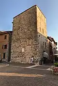 Reste des Wehrturm „Torre di Berengario“ (B) am heutigen „Kirchplatz“ (Piazza della Chiesa)
