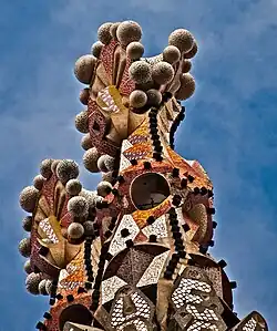 Glasmosaiken auf floralen Turmenden