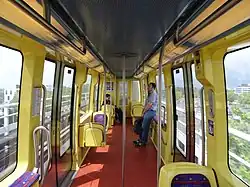 Innenraum eines 2,08&nbsp;Meter breiten Fahrzeugs des Typs VAL 208 bei der Métro Toulouse mit gemischter Sitzkonfiguration mit 1+1-Querbestuhlung