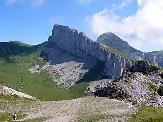 Blick von Berneuse auf die Tour d’Aï; dahinter die Tour de Mayen