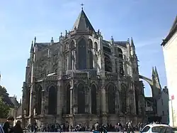 Chor von außen, Umgang mit frühgotischen, Obergaden mit hochgotischen Fenstern