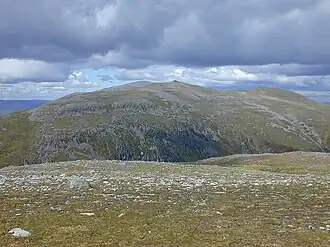 Blick vom südwestlich liegenden Beinn a’ Chlachair zum Gipfel des Geal Chàrn