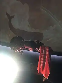 Ein mit einem Handtuch geschmückter Sternenprojektor am Towel-Day. Planetarium Laupheim.