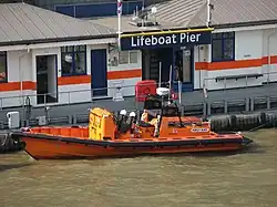 Ein E-class-Boot (RBB) der RNLI auf der Themse