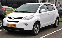Toyota Urban Cruiser, 1,53 m hoch und ca. 3,93 m lang, eher als kleines SUV ausgelegt