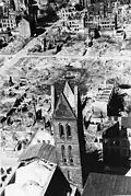Blick vom Rathausturm (1946) auf die Waisenhofstraße und Dammstraße