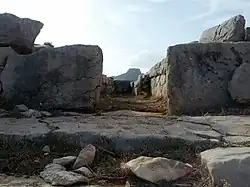 Gigantengrab von S’Arena von oben und Blick in die Kammer