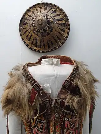 Kragendetail äthiopischer Kleidung mit Mähnenhaar