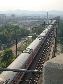 Personenzug der CR auf der Zufahrtsrampe zur Jangtse-Brücke