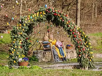 Brunnen mit Osterschmuck