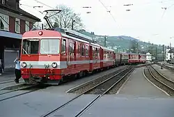 BDeh 4/4 12 der SGA mit Steuerwagen und älteren Verstärkungswagen