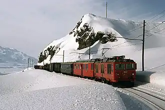 Zug mit Gem 4/4 802 im Originalzustand oberhalb des Lago Bianco (1980er-Jahre)