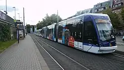 Tramino 701 Taufname „Berkeley“ mit Eigenwerbung der Stadtwerke Jena an der Haltestelle „Paradiesbahnhof West“