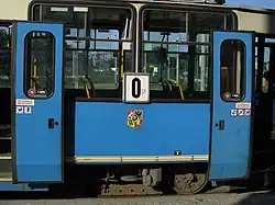 Ein Wagen der Ringlinie 0 in Breslau, der kleine Zusatzbuchstabe P in roter Schrift gibt die Fahrtrichtung an - Uhrzeigersinn