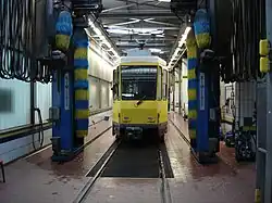 Triebwagen 7023 in der Waschstraße, 2006