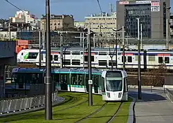Zug der Linie T3b an der Bahnstrecke Paris–Strasbourg im 19.&nbsp;Arrondissement