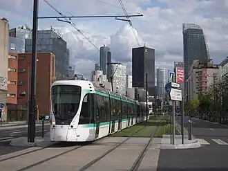Linie T2 bei La Défense, 2013