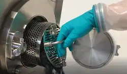 Transfer von Stopfen und Verschlüssen von pharmazeutischen Primärverpackungen