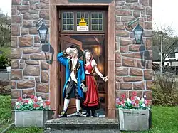 Frau, mit betrunkenem Gast