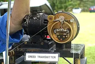 Sender (unten links ist die Lochung des Bandes zu erkennen)