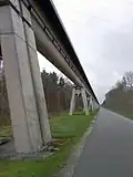 Trasse des Transrapid im Emsland mit begleitender Straße