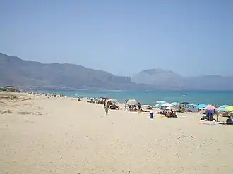 Monte Sparagio (rechts), gesehen vom Strand in Alcamo Marina (links: Monte Inici)
