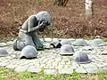 Trauerndes Kind am Soldatendenkmal, Harburg (2011)