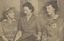 Treania Smith (Mitte), umrahmt von zwei Schwestern des Voluntary Aid Detachment, 1942.