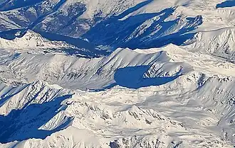 Luftaufnahme der Tromeđa in der Bildmitte von Süden