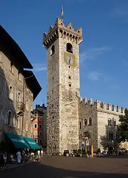 Die Nord- und Westseite der Torre Civica mit angrenzenden Palazzo Pretorio