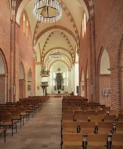 Mittelschiff, Vierung, runder Chorbogen, Apsis mit Spitzkuppel