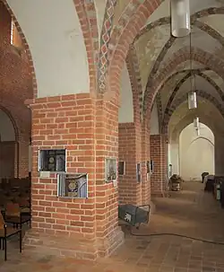 Südseitenschiff, spitz­bogige Ban­drippen­gewölbe, spitzer An­schluss der Nebenapsis