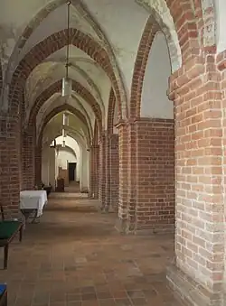 Nordseitenschiff, Band­rip­pen, hin­ten runder An­schluss­bogen der Nebenapsis