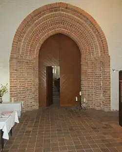 Spitzbogiges Stufenportal in der Turmhalle