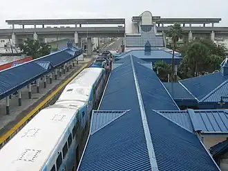 Tri-Rail (unten) und Metrorail (quer, oben)