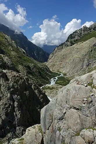 Im Graaggiboden verzweigt sich das Triftwasser in einer kleinen Schwemm­ebene, bevor es in der unzu­gäng­lichen Schlucht Graaggilamm verschwindet.