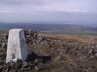 Trigonometrischer Punkt auf dem Clougha Pike. Blickrichtung Westen mit der Stadt Lancaster im Hintergrund